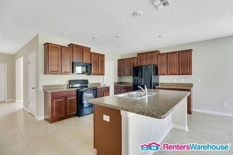 Building Photo - Massive 5 bedroom Riverview Rental