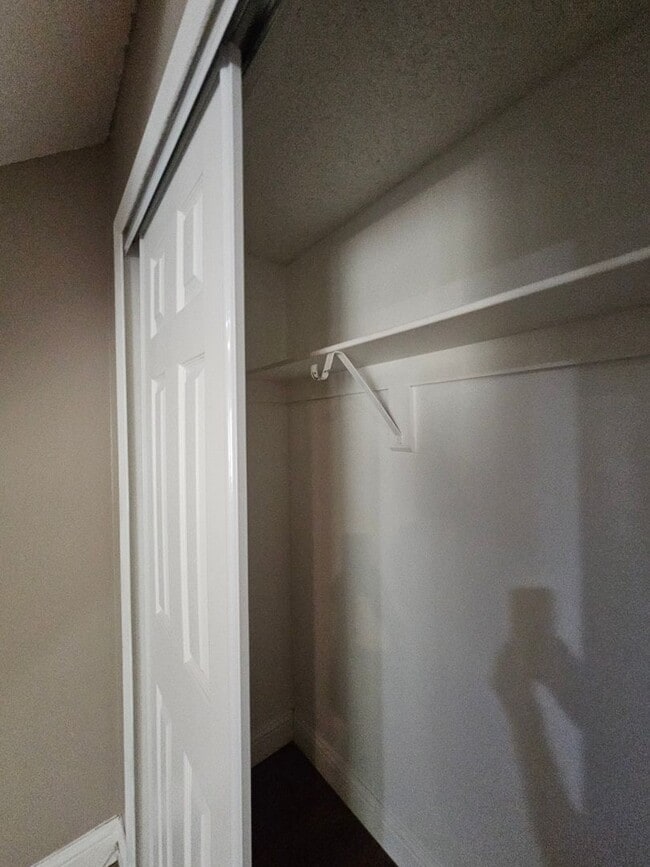 Building Photo - Super Cool 2 Bed 1 1/2 Bath Townhome w/ At...
