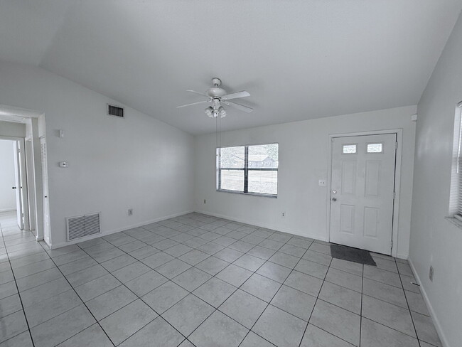 Building Photo - 2-Bedroom / 1-Bathroom