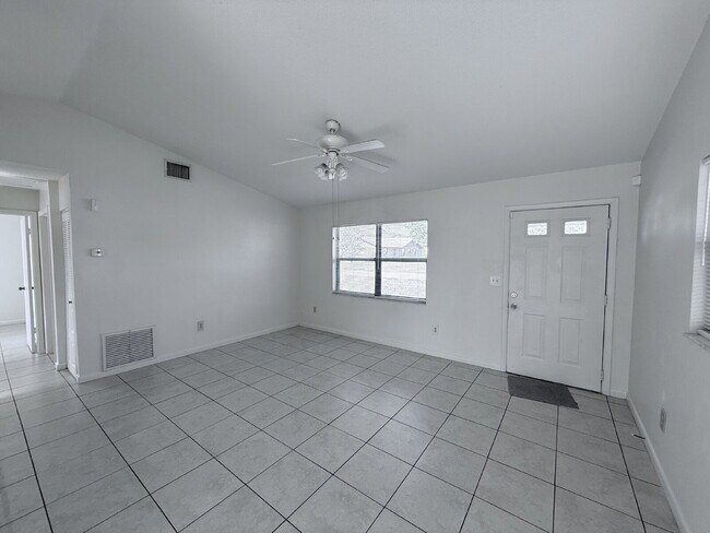 Foto del edificio - 2-Bedroom / 1-Bathroom