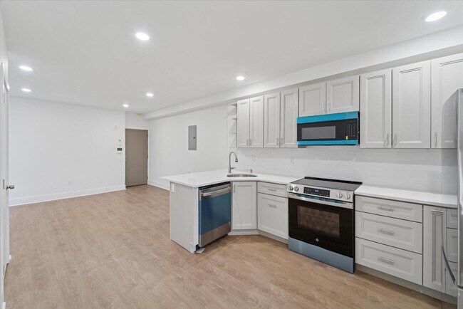Building Photo - 812 W Roosevelt Blvd