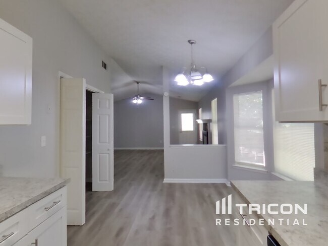 Building Photo - 270 Rosewood Dr
