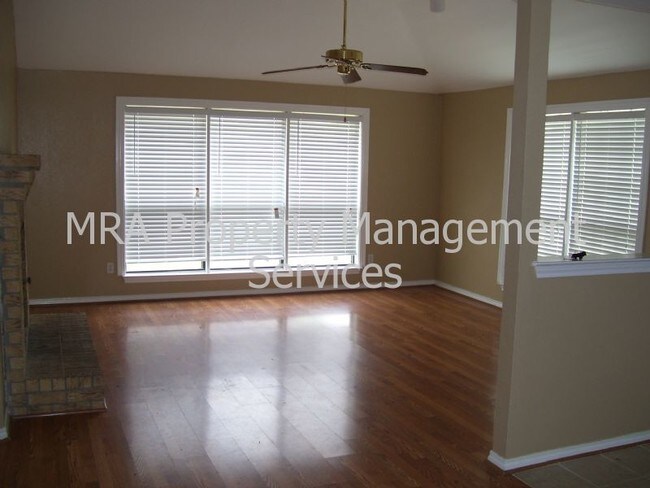 Building Photo - 2322 Crestview Ln