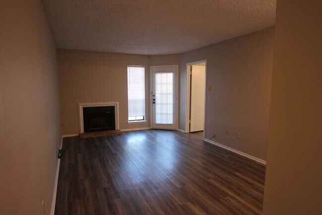 Foto del edificio - Coming Soon: 2 Bedroom, 1 Bathroom Downsta...