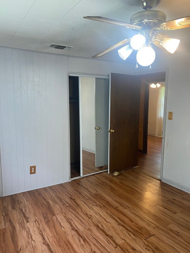 Building Photo - Contact Peggy Goodman 501 676 1758 or Heat...
