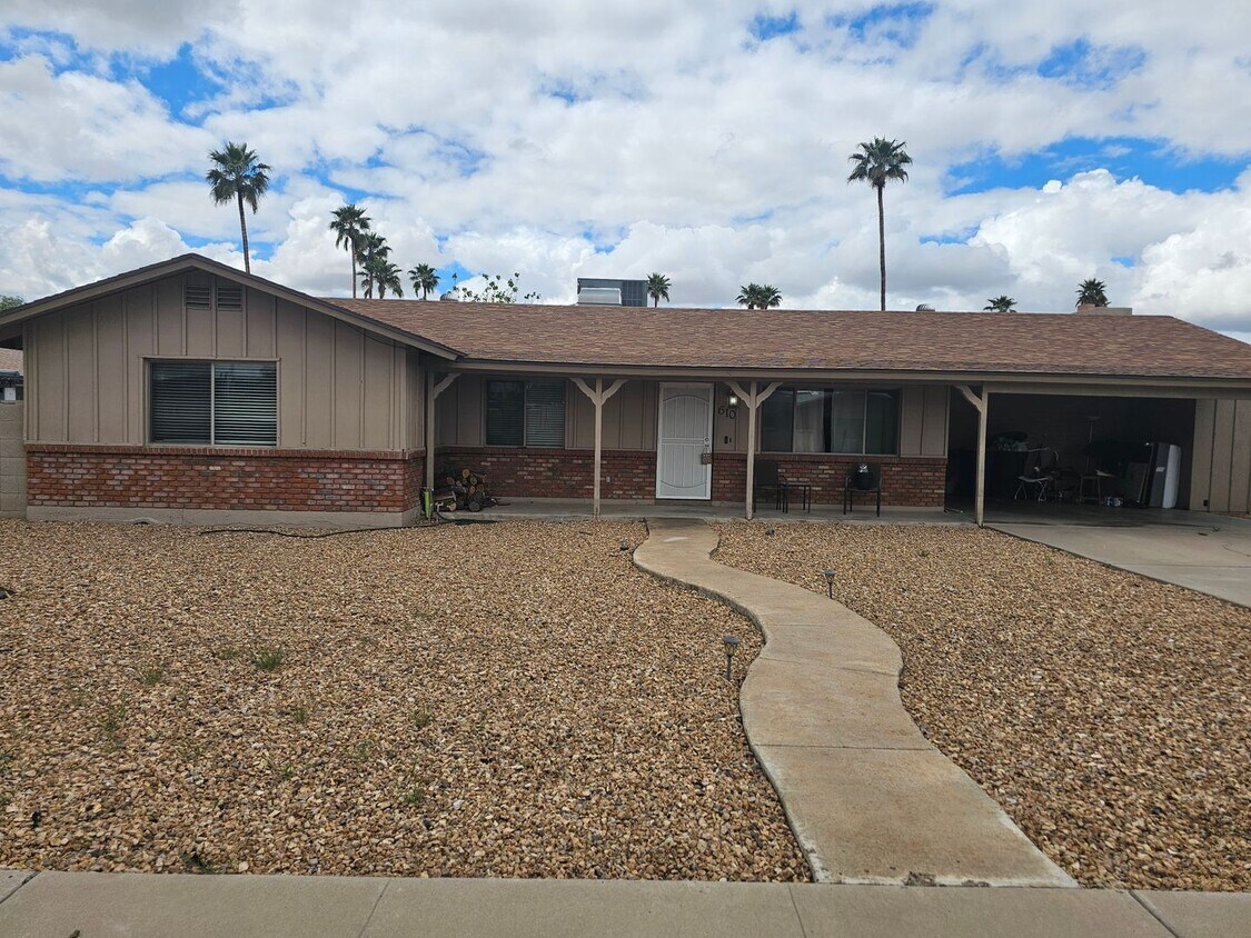Primary Photo - Spacious 4 bd room 2-bth home with pool in...