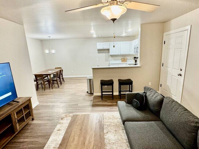 Building Photo - 201 Gray St