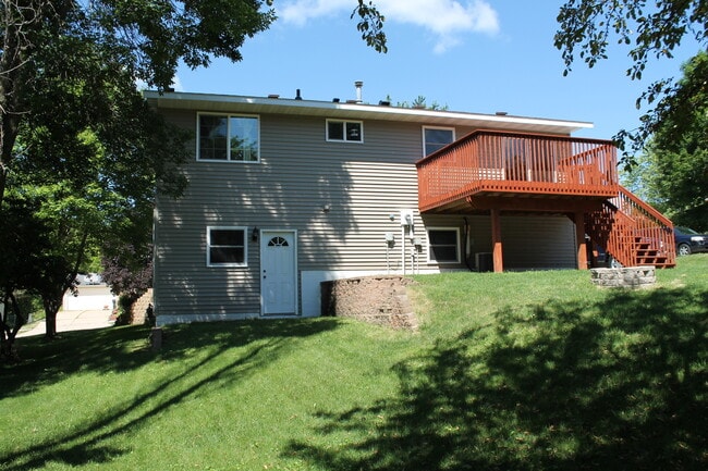 Foto del edificio - Avail May 1st. SW Rochester 3 bedroom 2 bath home, giant 2 car garage
