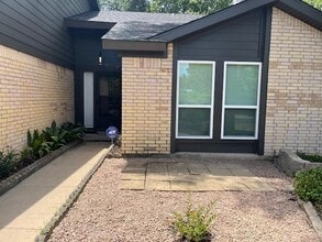 Building Photo - 1205 Doonesbury Dr