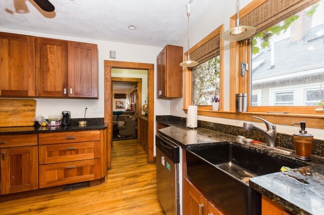 Foto del edificio - HUGE MISSION 6 BED WITH CENTRAL AIR ~ EASY TRAIN ACCESS