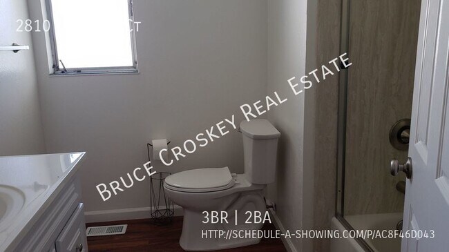 Building Photo - Move in ready! Remodeled unit with large b...