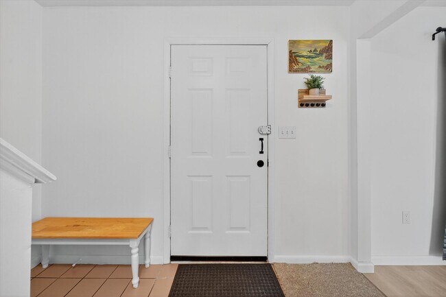 Building Photo - Gorgeous Newly Renovated 3 BR, 2.5 BA Town...