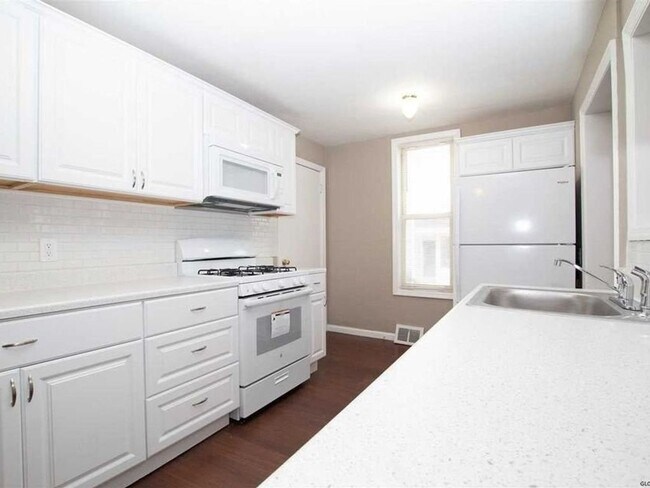 Foto del edificio - 3 Bedroom Single Family Home in Gloversville