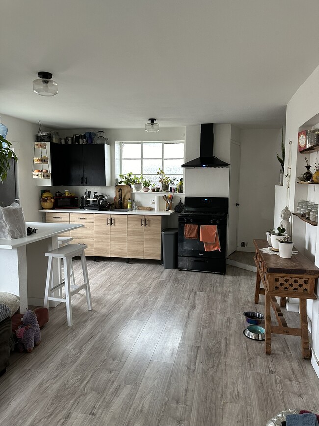Example of the kitchen furnished - 3733 Chamoune Ave