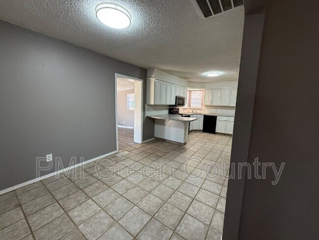 Building Photo - 306 E 3rd St