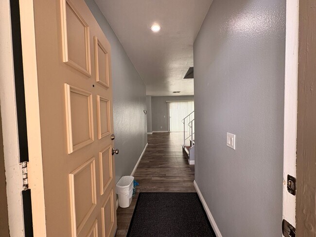 Foto del edificio - 3 Bed, 2.5 Bath in Ontario!
