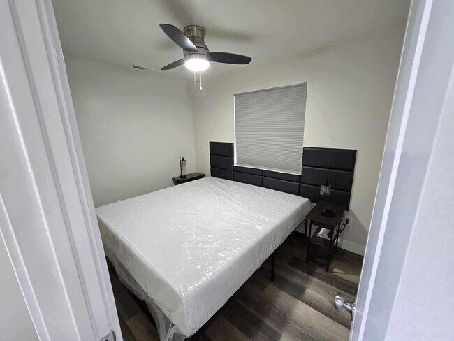 Foto del edificio - 4762 Voltaire St