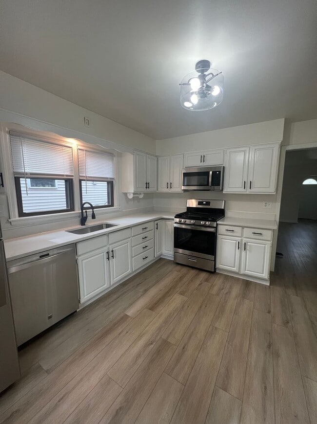 Building Photo - Beautifully Renovated 4-Bedroom Home with ...