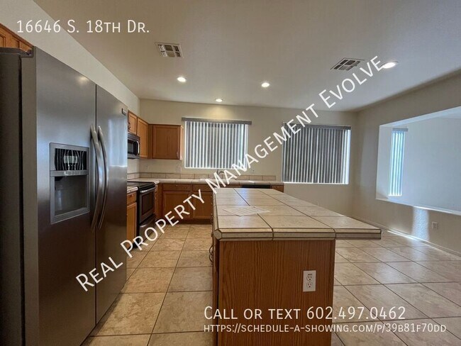 Building Photo - Spacious Phoenix Home