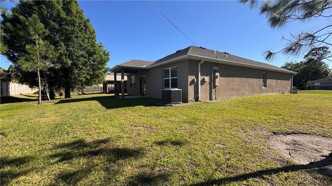 Building Photo - 1650 Quaker Ln