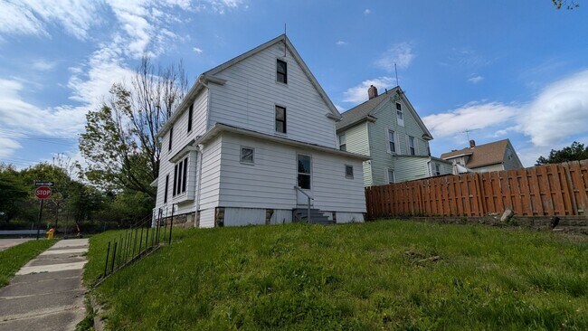 Foto del edificio - Spacious 5-bedroom, 1-bath home offers flexible living across multiple levels in Akron