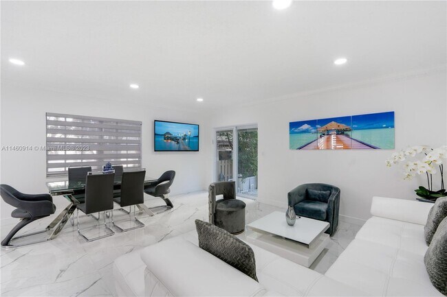 Foto del edificio - 9167 Harding Ave