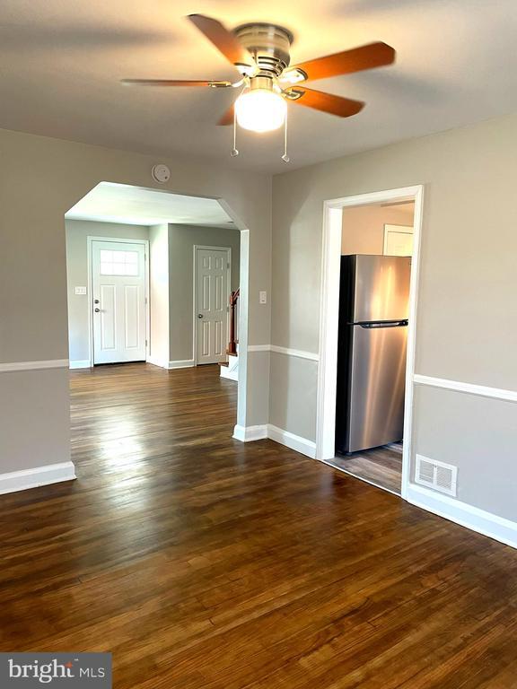 Building Photo - 1049 Reverdy Rd