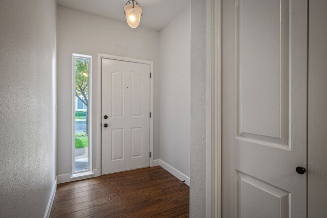 Building Photo - 3 bed 2.5 bath Townhome