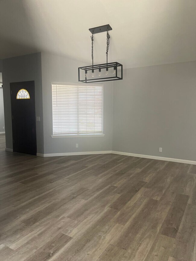 Building Photo - Available Now! Spacious 3-Bedroom Home in ...