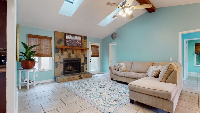 Building Photo - Location! Location! Walking Distance to th...