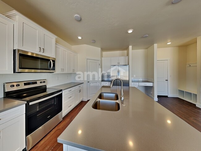 Building Photo - 1372 E Ludlow Dr