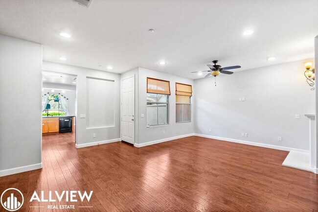 Foto del edificio - Gorgeous 3 bed, 2.5 bath home available in...