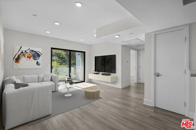 Foto del edificio - 5030 Rosewood Ave