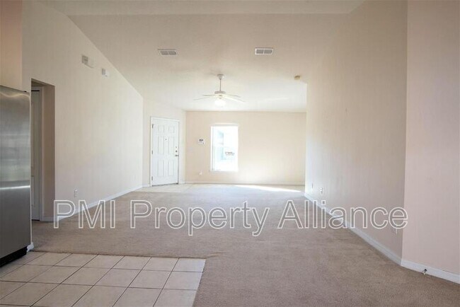 Foto del edificio - 104 Blue Jay Way