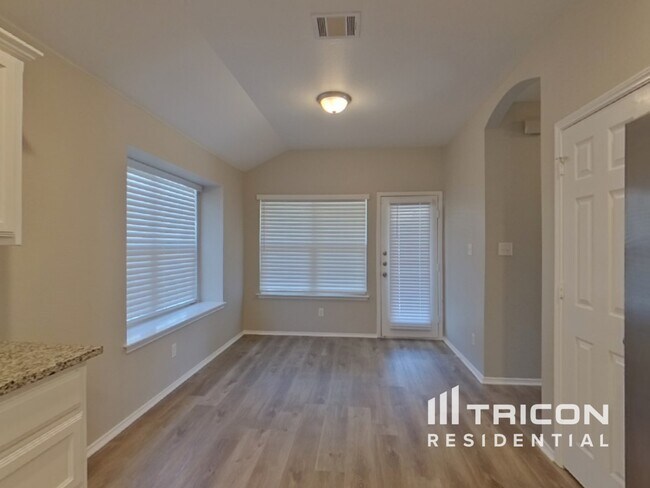 Foto del edificio - 4805 Cedar Springs Dr