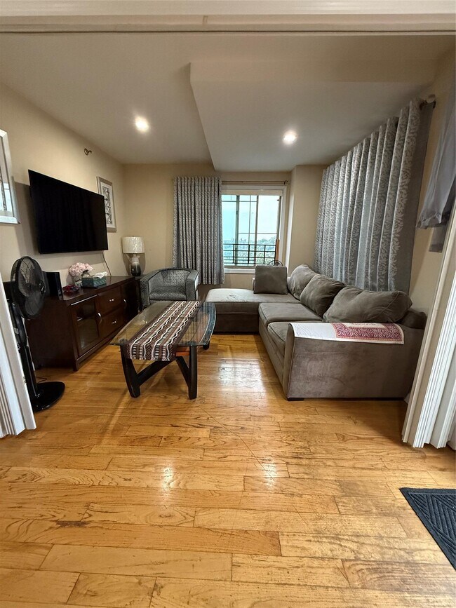 Foto del edificio - 170-12 Highland Ave