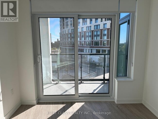 Photo du bâtiment - 2495 Eglinton Ave W