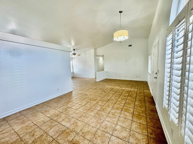 Building Photo - Charming 2 bedroom home in northwest. Very open floorplan.