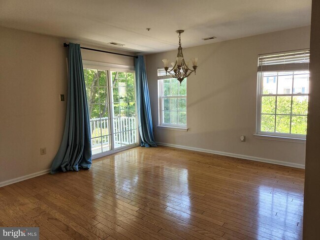 Building Photo - 1510 Lakeside Dr