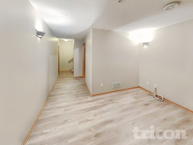 Foto del edificio - 7010 S Park Dr