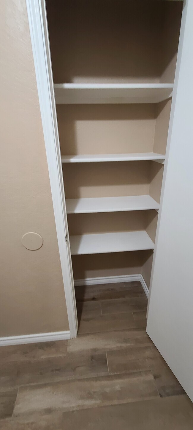 Foto del edificio - 8013 Julie Ave