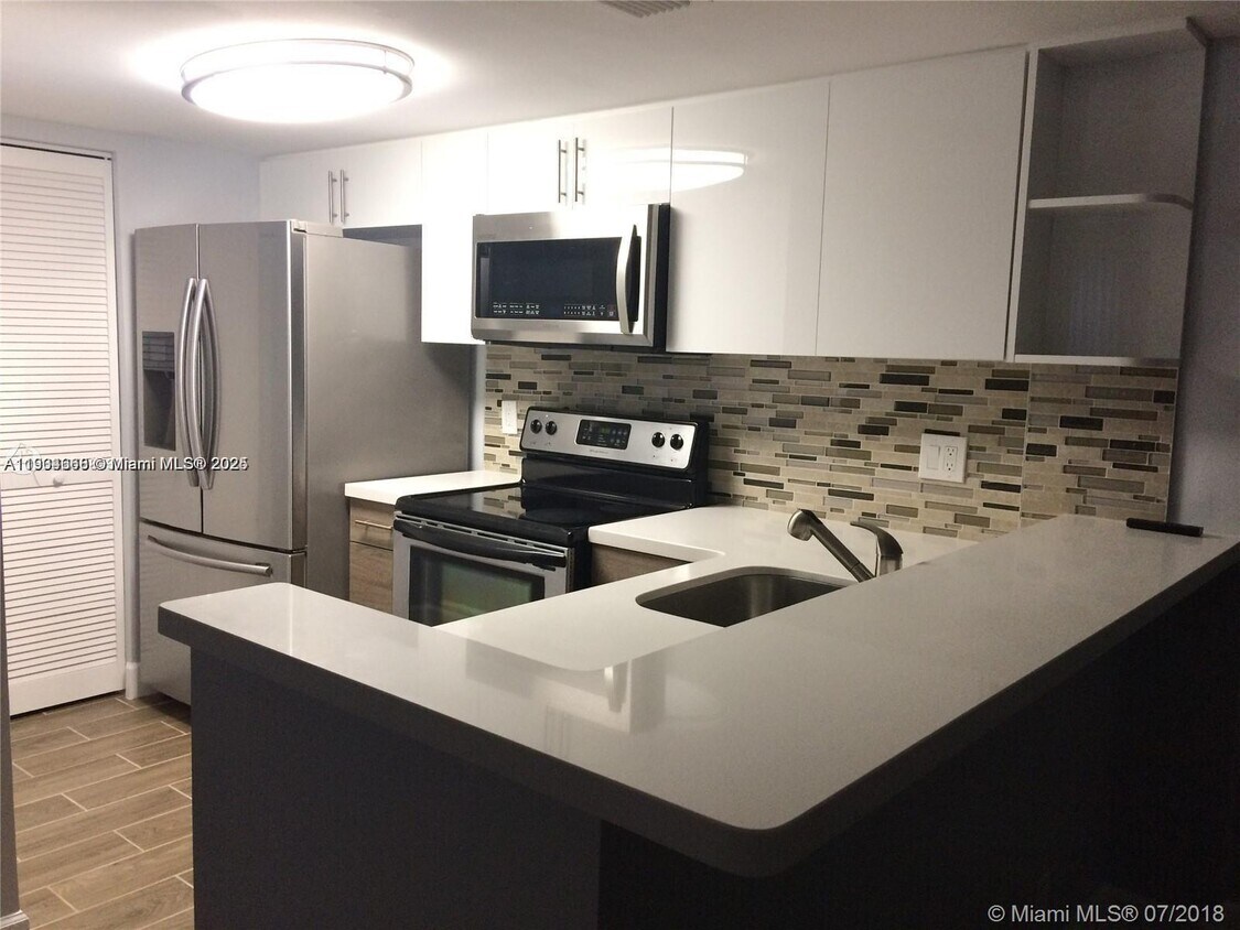 Foto principal - 10749 Cleary Blvd