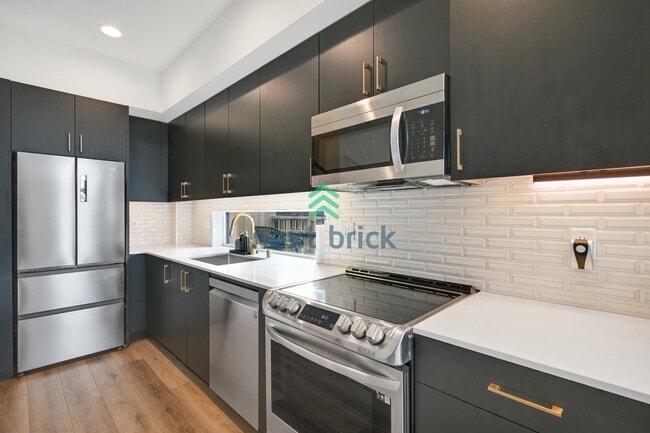 Building Photo - Beautiful 2 Bed 2.5 Bath Townhome for Rent