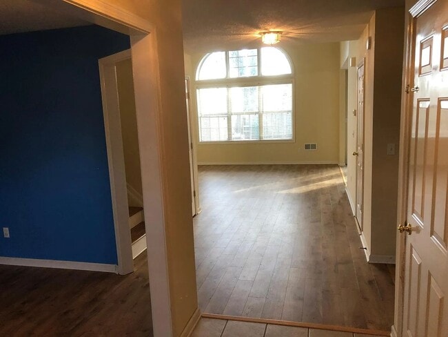 Building Photo - JUNE MOVE IN!!!