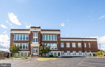Building Photo - 900 Barton St