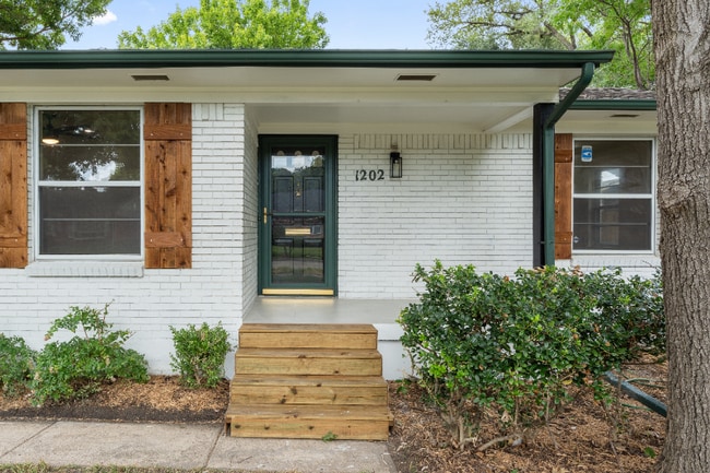 Building Photo - 1202 Spruce Dr