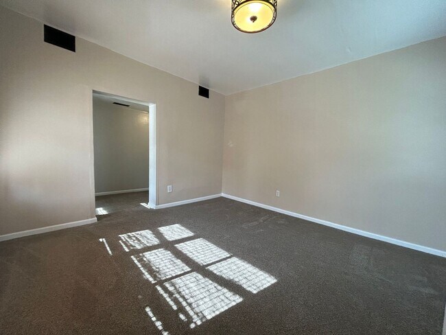 Building Photo - Welcome to this charming 2 bedroom, 1 bath...