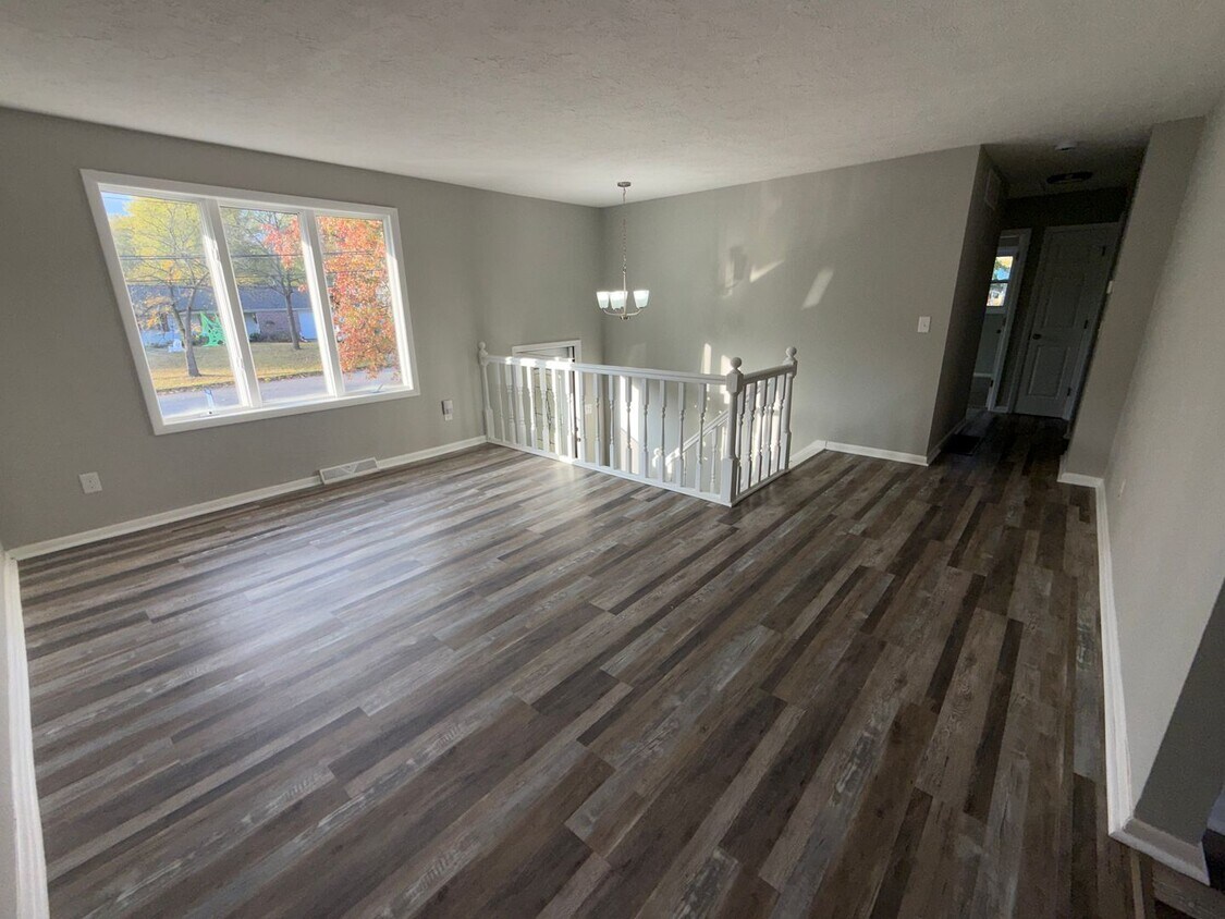 Foto principal - 4 BEDROOMS AND 2 FULL BATHROOMS