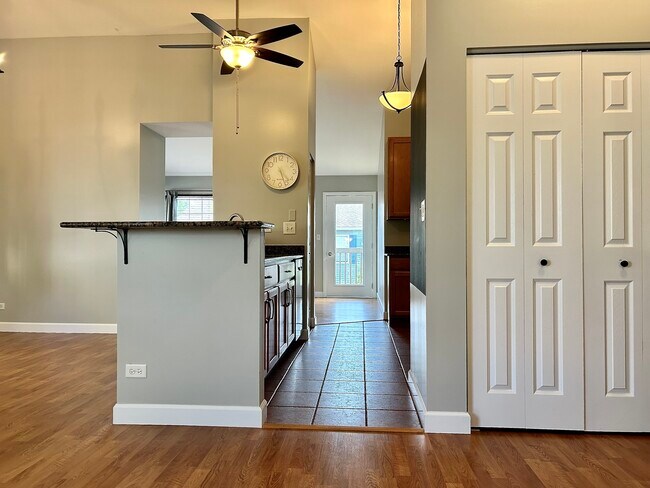 Building Photo - 2560 Golf Ridge Cir