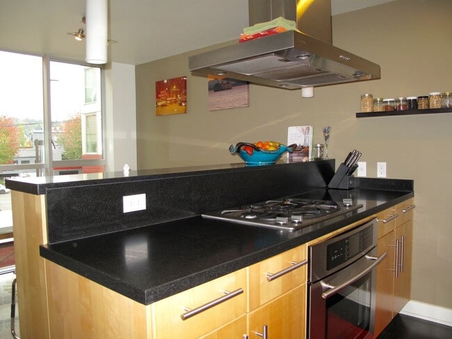 Building Photo - Gorgeous, Modern Townhome in the Heart of Fremont!! Open House Saturday the 27th!